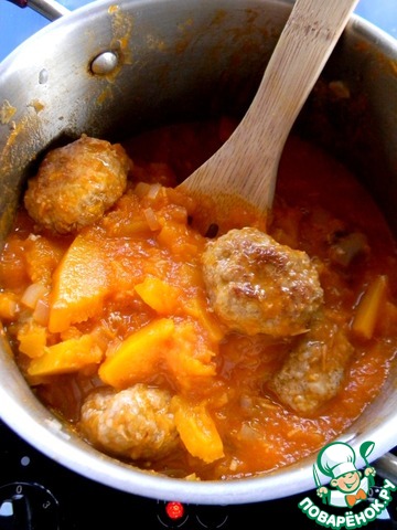 Meat balls in pumpkin sauce