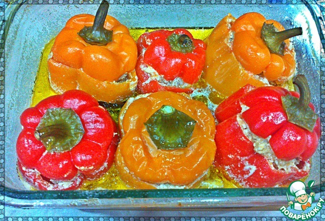 Stuffed peppers in tomato-cream sauce