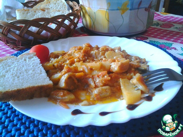 Mushrooms with potatoes in sour cream and tomato sauce