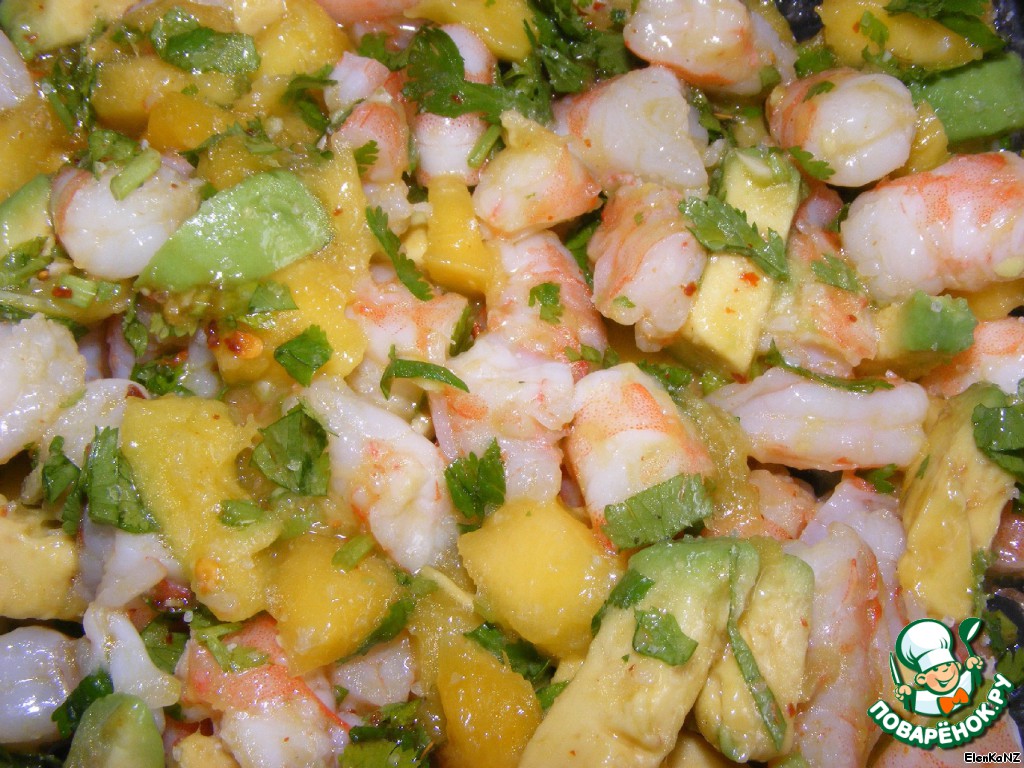 Salad with shrimp, avocado and mango