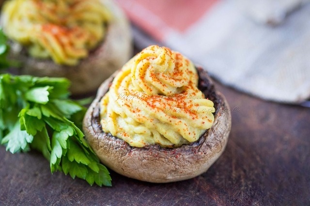 Mushrooms stuffed with lentil-chicken mousse