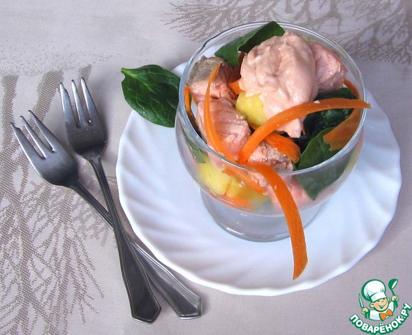 Salad-cocktail with salmon and spinach
