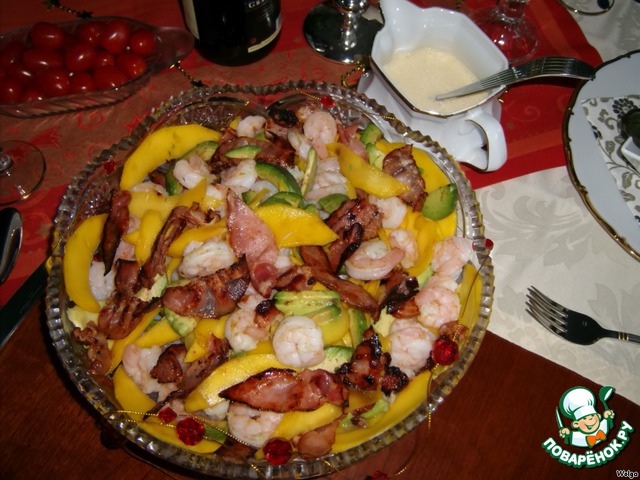 Festive salad with shrimp and mango