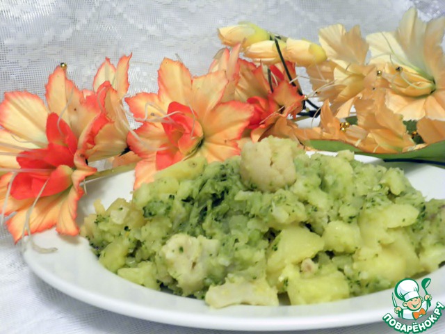 Boiled potatoes with broccoli and cauliflower