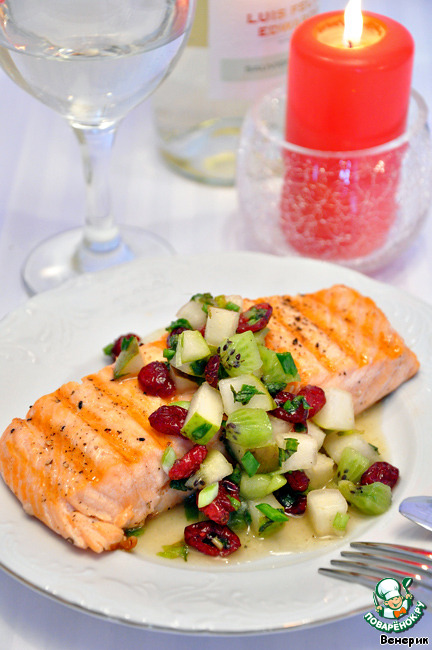 Grilled salmon with a salsa of pears and kiwi