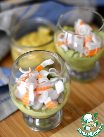 Verrine with cream of avocado, crab sticks with mayonnaise-curry