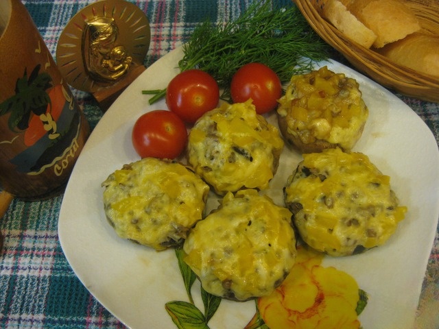 Mushroom baskets under a sun hat with wild rice 