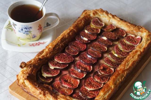 Cake with figs and Camembert