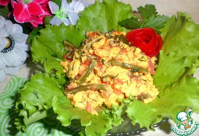 The arrows of garlic with the tomatoes in the omelet