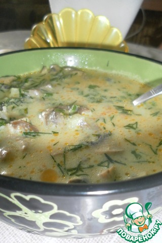 Cheese soup with mushrooms and chicken