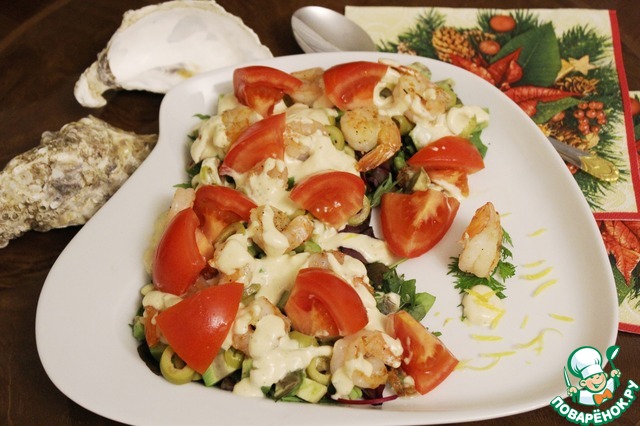 Salad mix with shrimps and vegetables