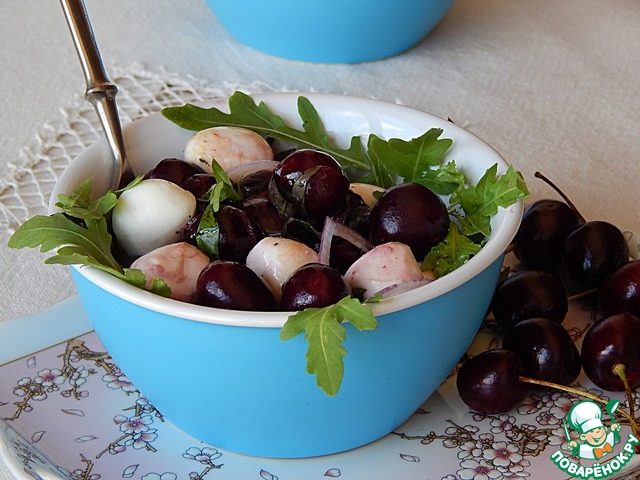 Salad with cherries and mozzarella
