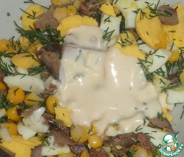 Salad with chicken liver and egg