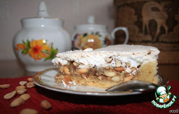 Nut cake under the cap of meringue