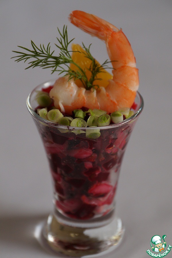 Appetizer of rice with beetroot and prawns