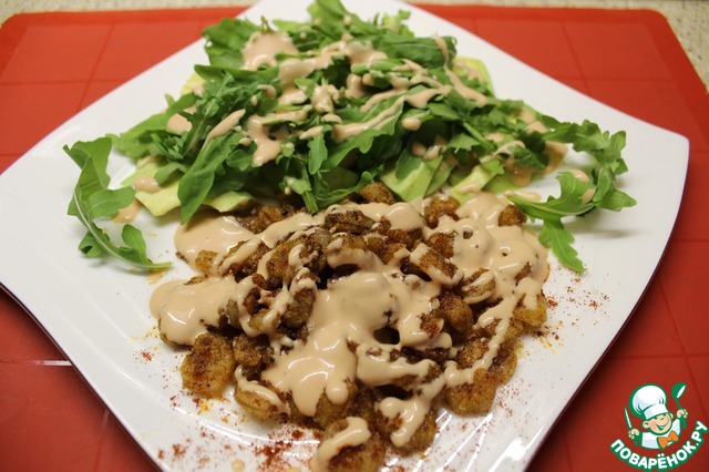 Salad with fried shrimps with sauce 