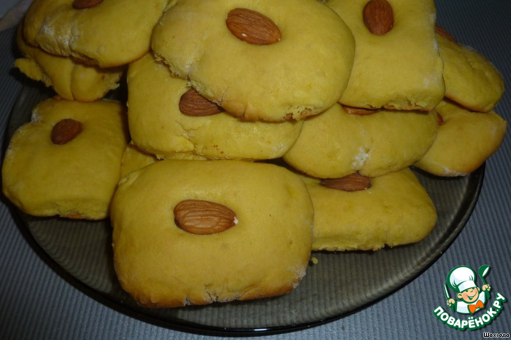 Cookies on the yolks with almonds