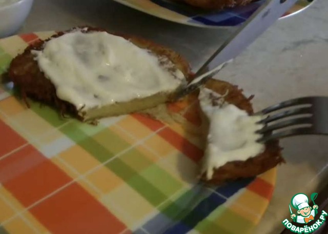 Potato flapjacks with garlic sauce