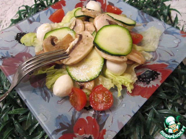 Salad with mushrooms and zucchini