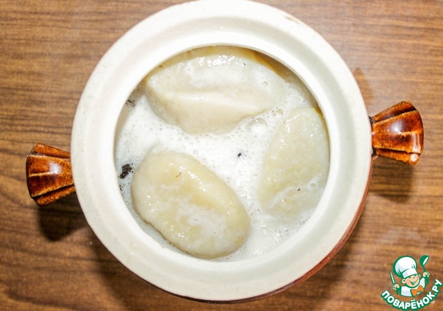 Dumplings with mushrooms in milk sauce