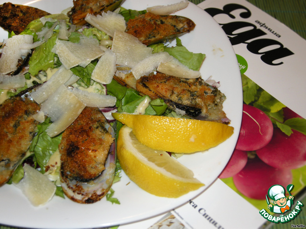 Warm salad with mussels and anchovy sauce