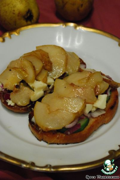 Toast with cheese and pears