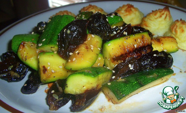 Salad with zucchini and prunes