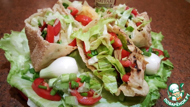 Arabic flat bread with chicken and salad