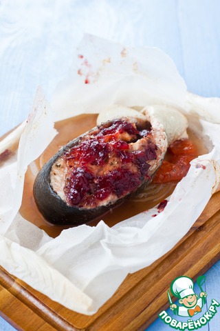 Trout baked in parchment with tomatoes, onions and cranberry sauce