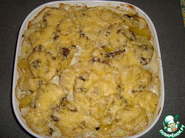 Potatoes with mushrooms in cream