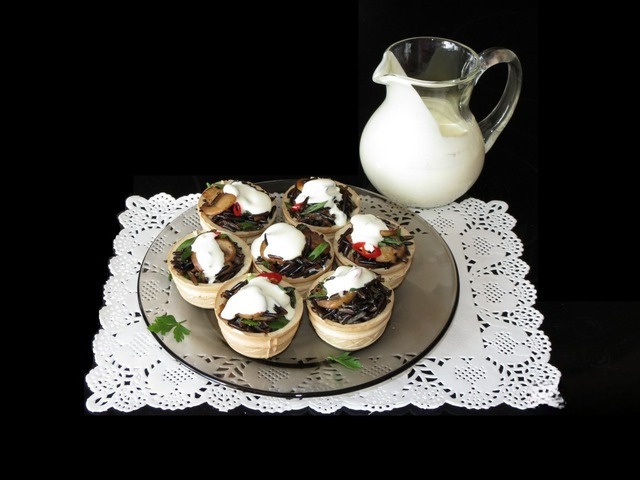 Waffle baskets with wild rice and mushrooms