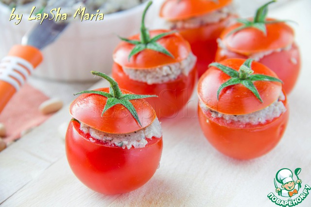 Cherry tomatoes stuffed with pate of white beans with mint