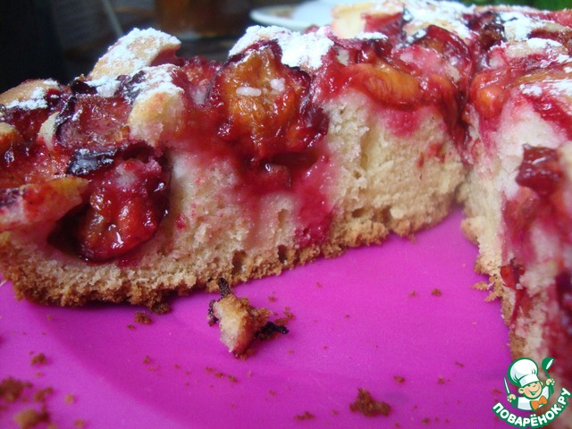 Pie with plums 