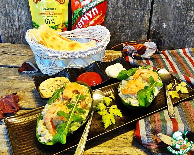 Salad with shrimp and avocado