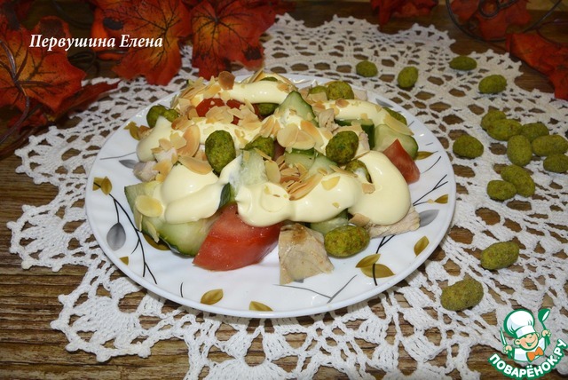 Vegetable salad with chicken and peanuts