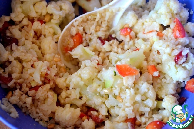 Warm Mediterranean salad with brown rice and cauliflower