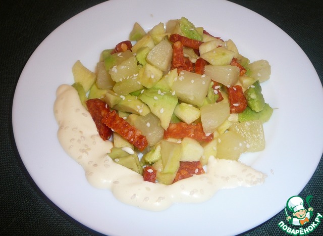 Салат из авокадо с ананасом, яблоками и сырокопченой колбасой