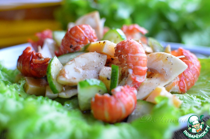 Salad with crayfish tails and mushrooms