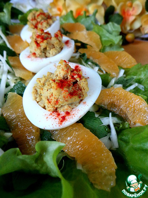 Green salad with eggs-curry