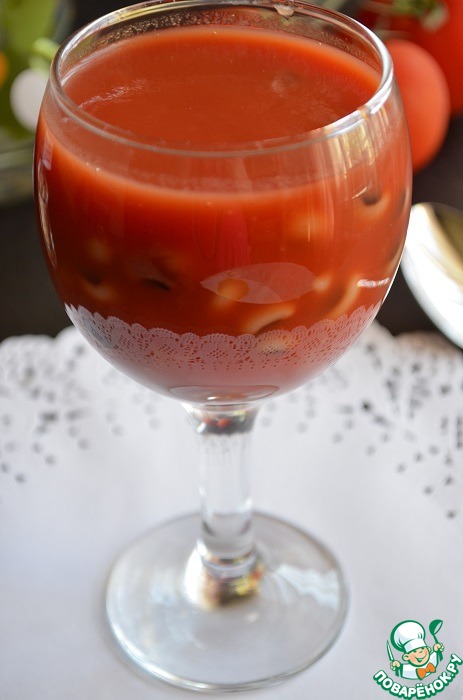 Cold tomato-bean soup with spinach and mint