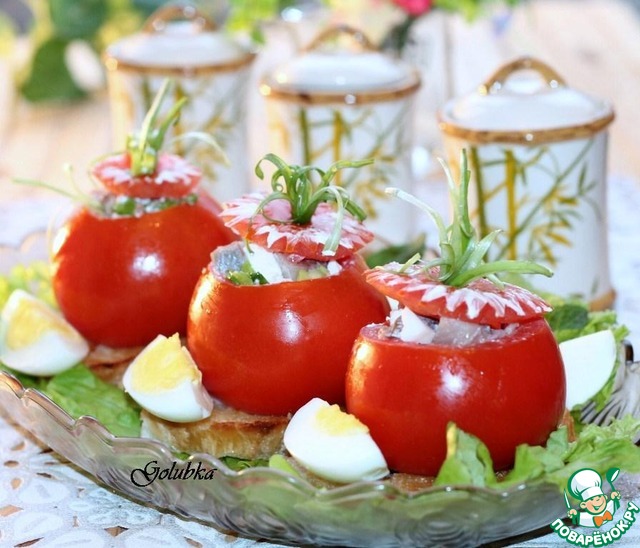 Garlic croutons with stuffed tomatoes