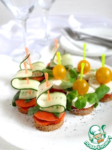 Canapes with goat cheese and canapés with salmon