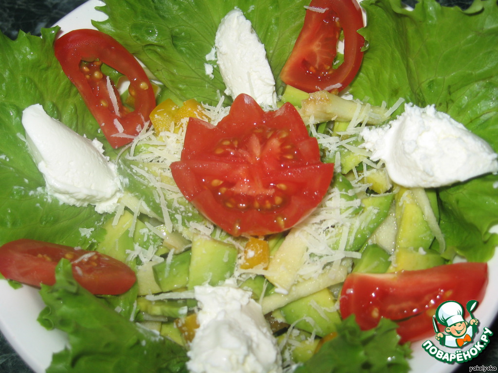 Salad with avocado and cottage cheese