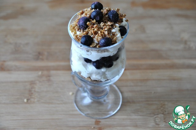 Parfait with blueberries and caramelized cereal