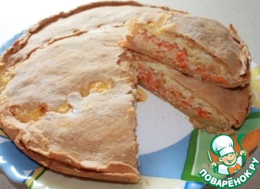 Snack pie with onions, carrots and melted cheese