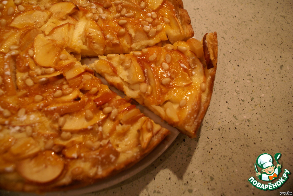 Apple cake with pine nuts 