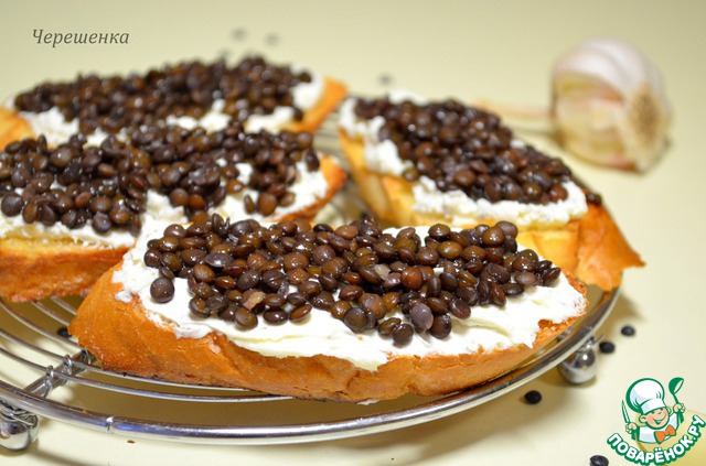 Кростини с черной чечевицей и козьим сыром