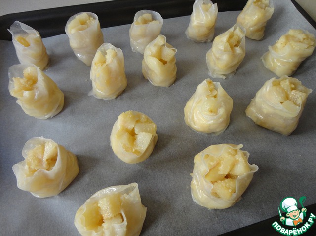 Barrels with pears and almonds