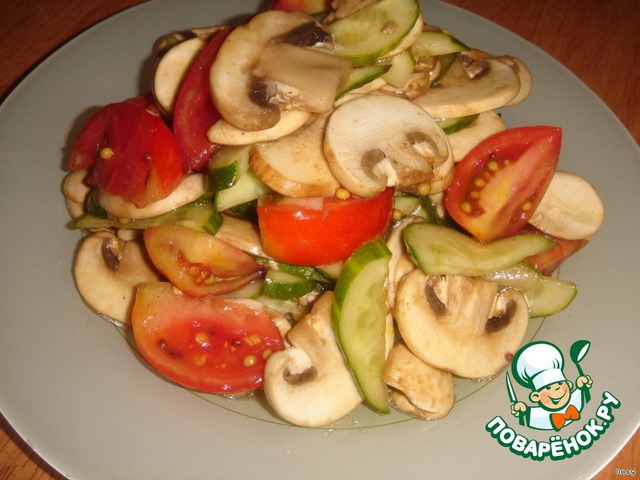 Salad of raw mushrooms