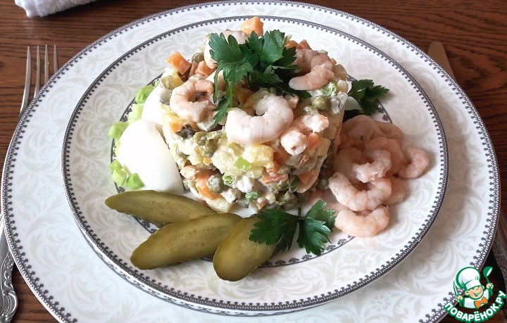Salad with shrimp and pickled cucumber